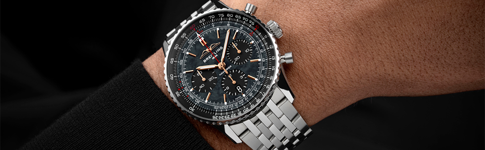 画像:漆黒の真珠が宿る至高の一本。ナビタイマー B01 クロノグラフ 43 ジャパンエディション AB01381G1B1P1