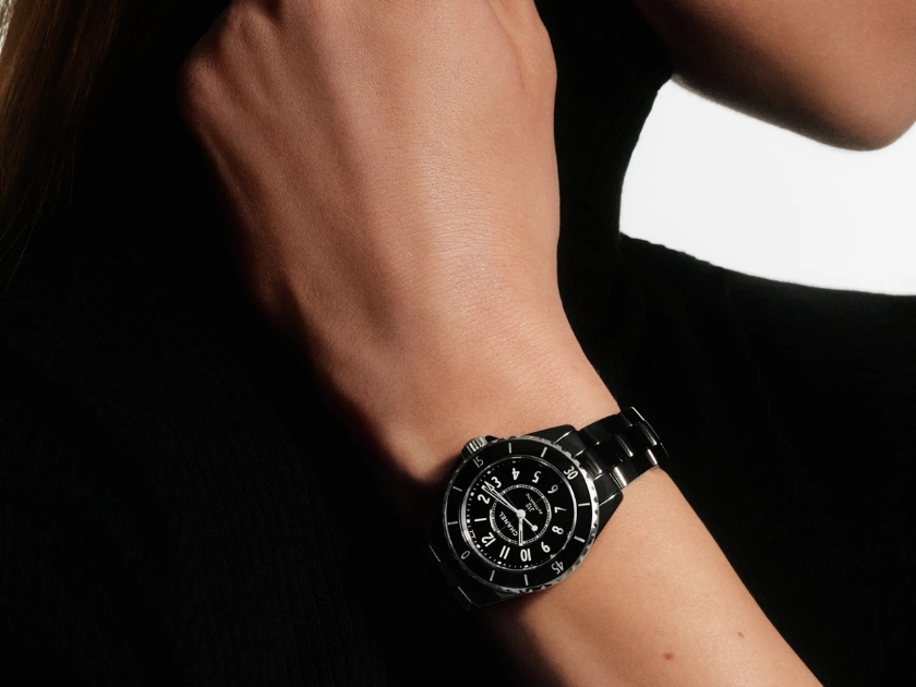 画像：『新しい一年を、凛としたブラックとともに。』CHANEL　J12　H5696